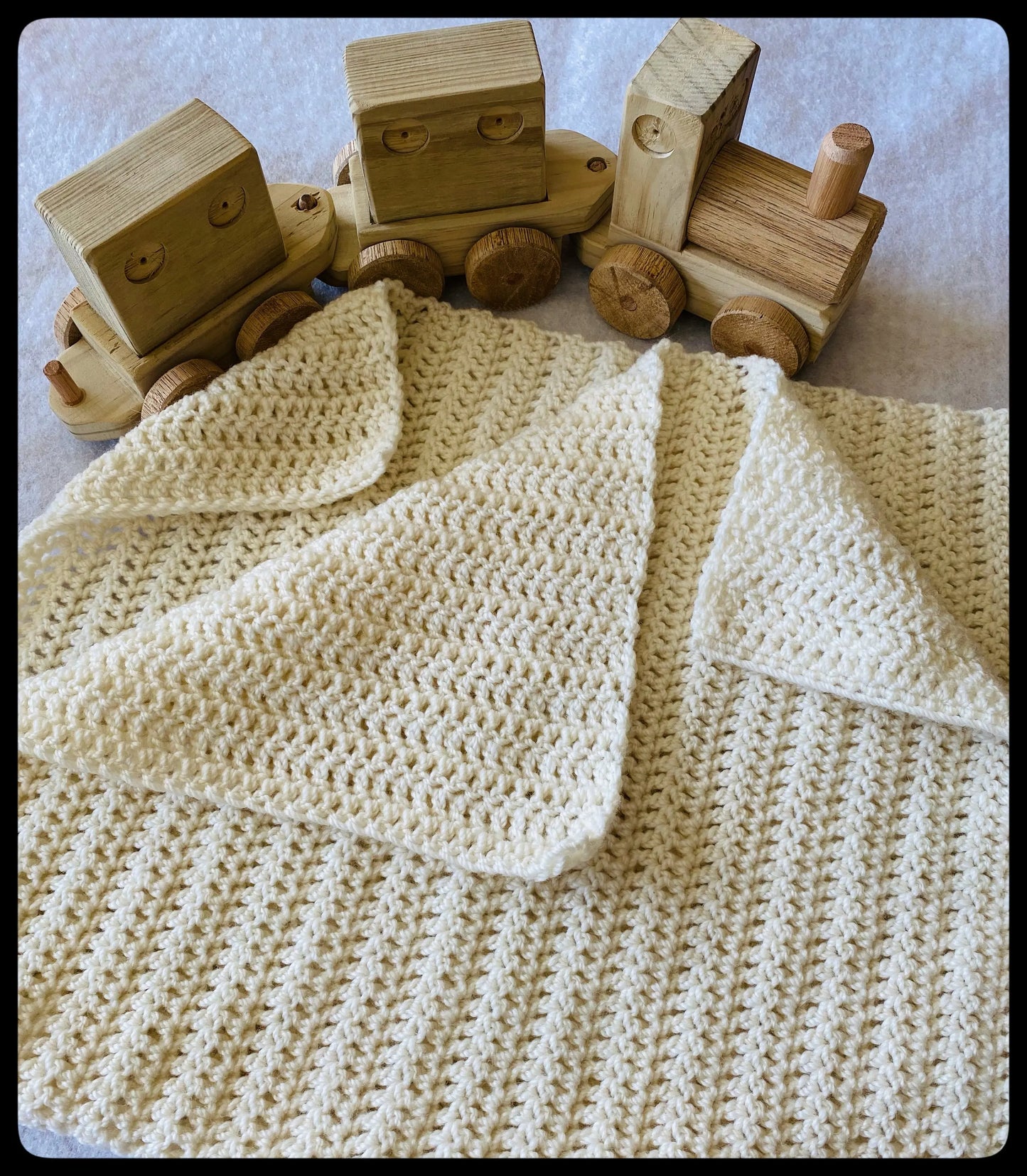 "Eyelet" wool baby blanket - bassinet or cot