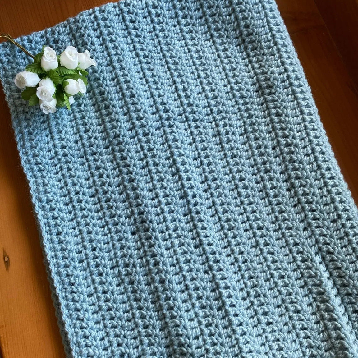 "Eyelet" wool baby blanket - bassinet or cot