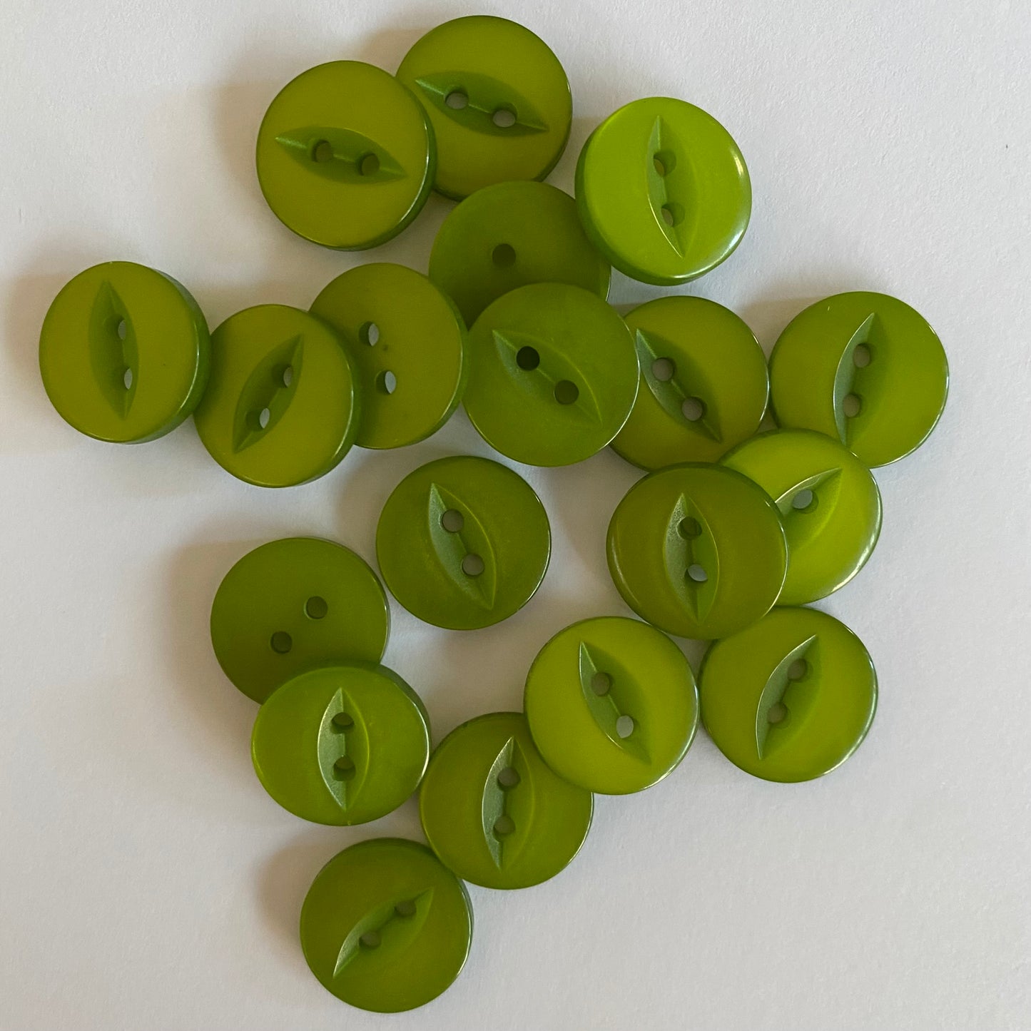Classic resin baby buttons - green - pack of 20