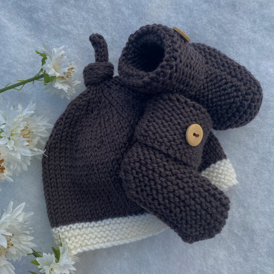 Stay-on merino baby booties and hat set